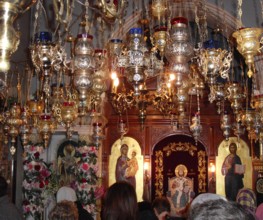 Sfantul Altar in fata caruia sunt puse Sfintele Moaste ale Sfantului Nectarie